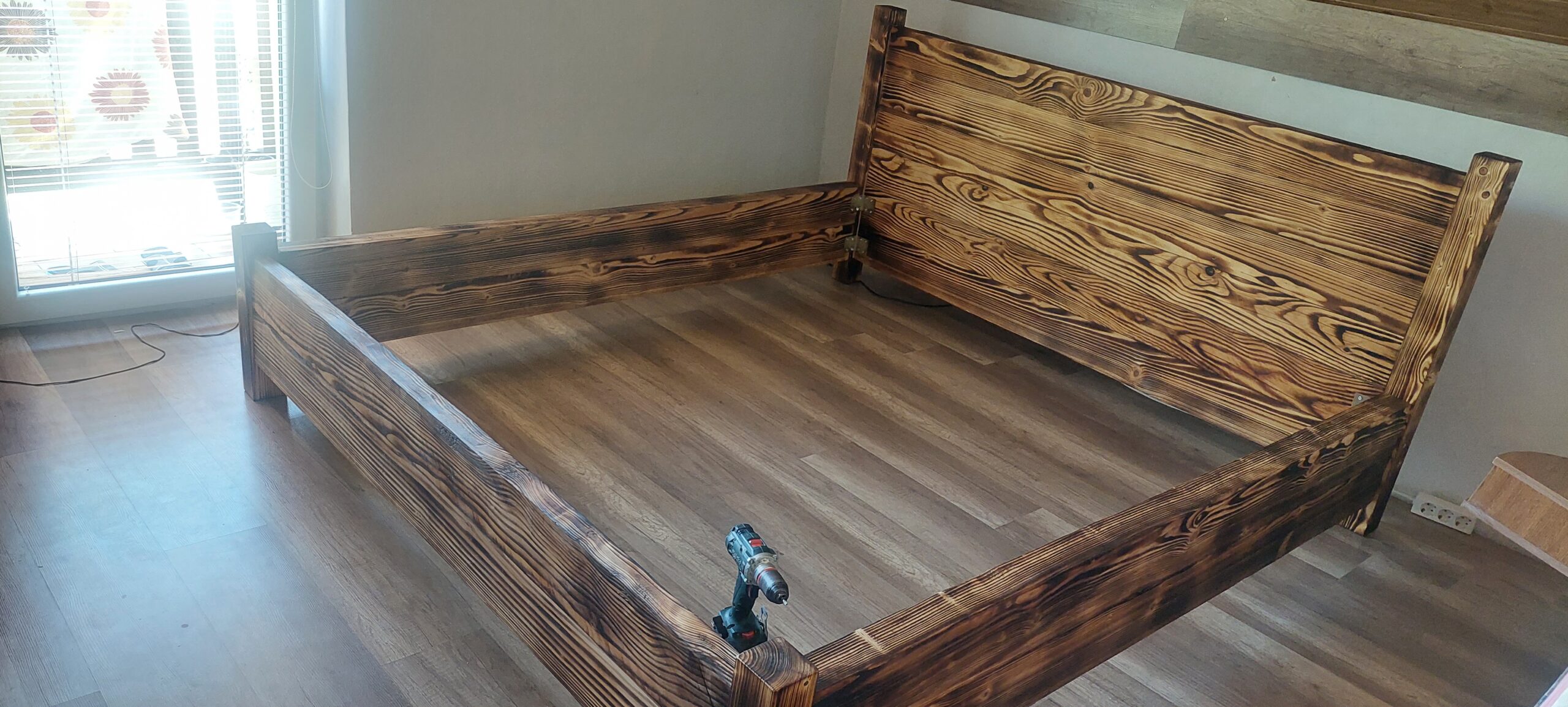 Drevená posteľ 200×200