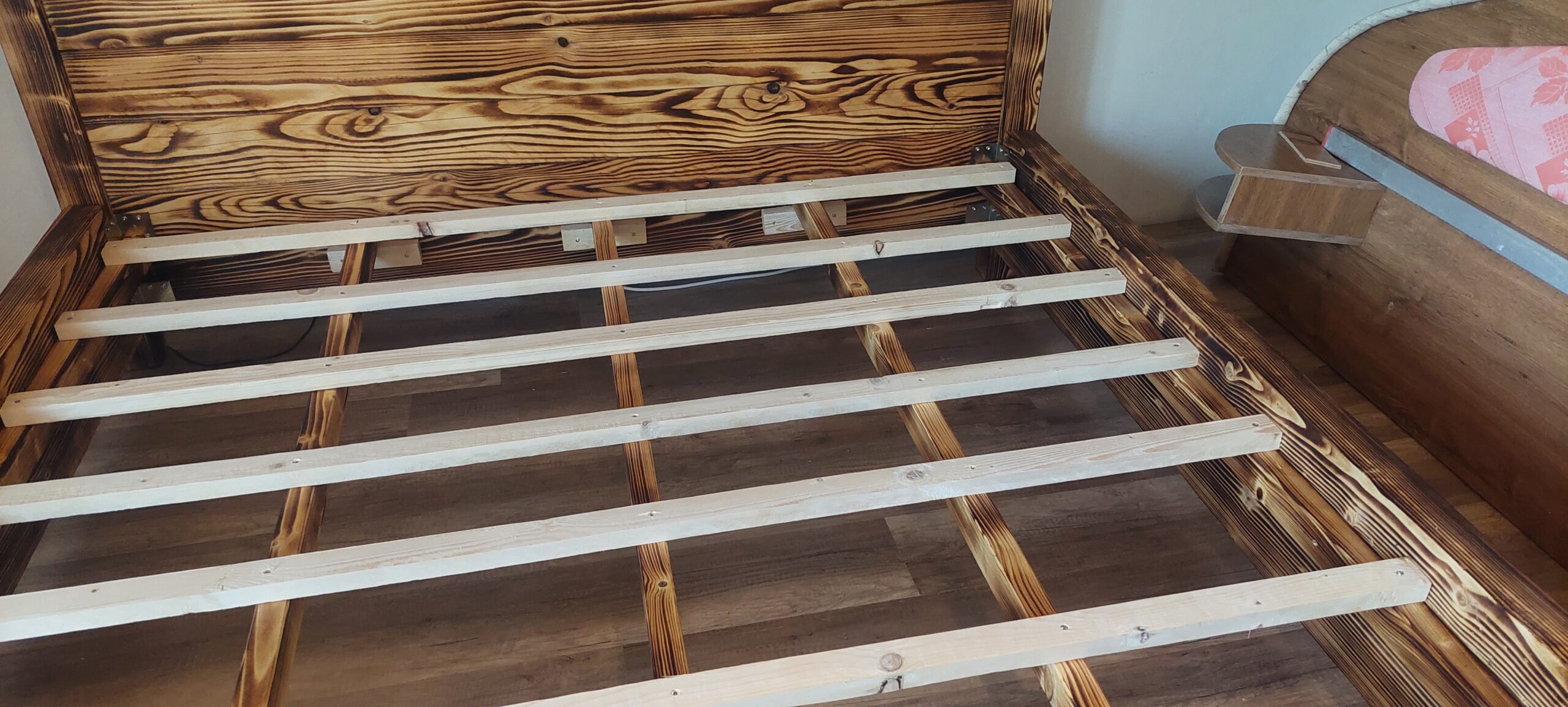 Drevená posteľ 200×200