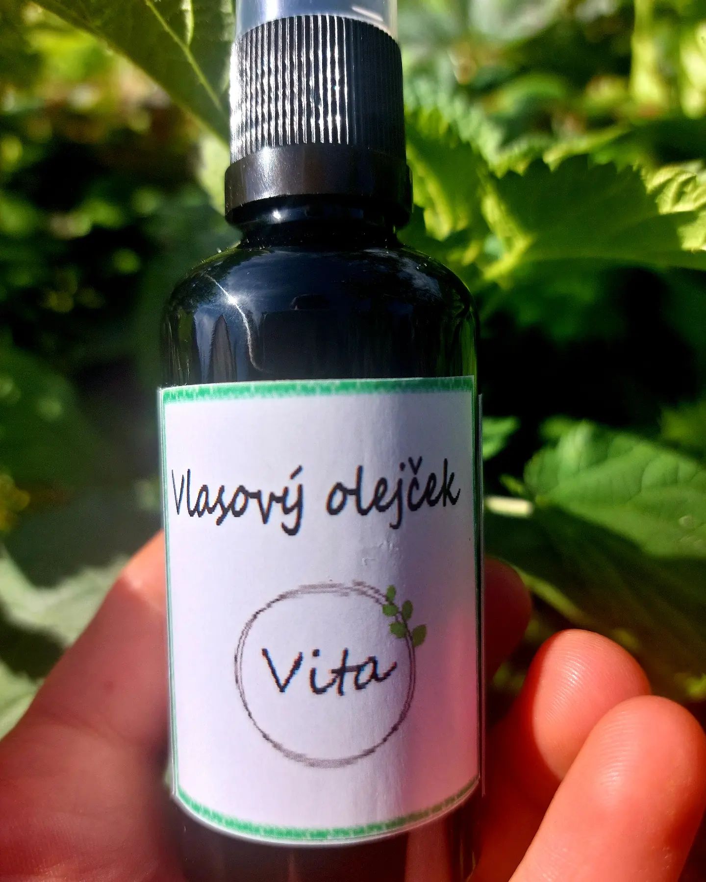 Prírodný bylinný olejček na vyživenie vlasov