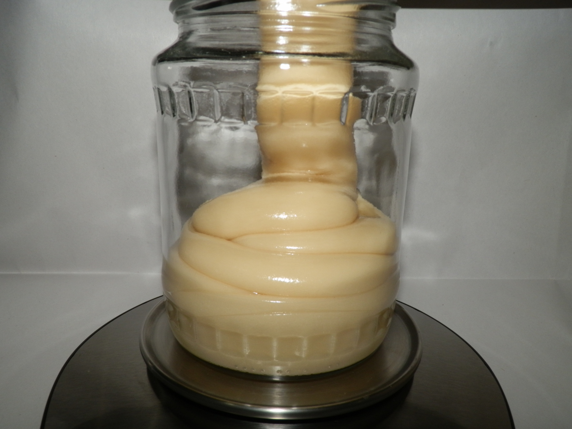 Pastovany jarný kvetový zmiešaný včelí med priamo od včelára